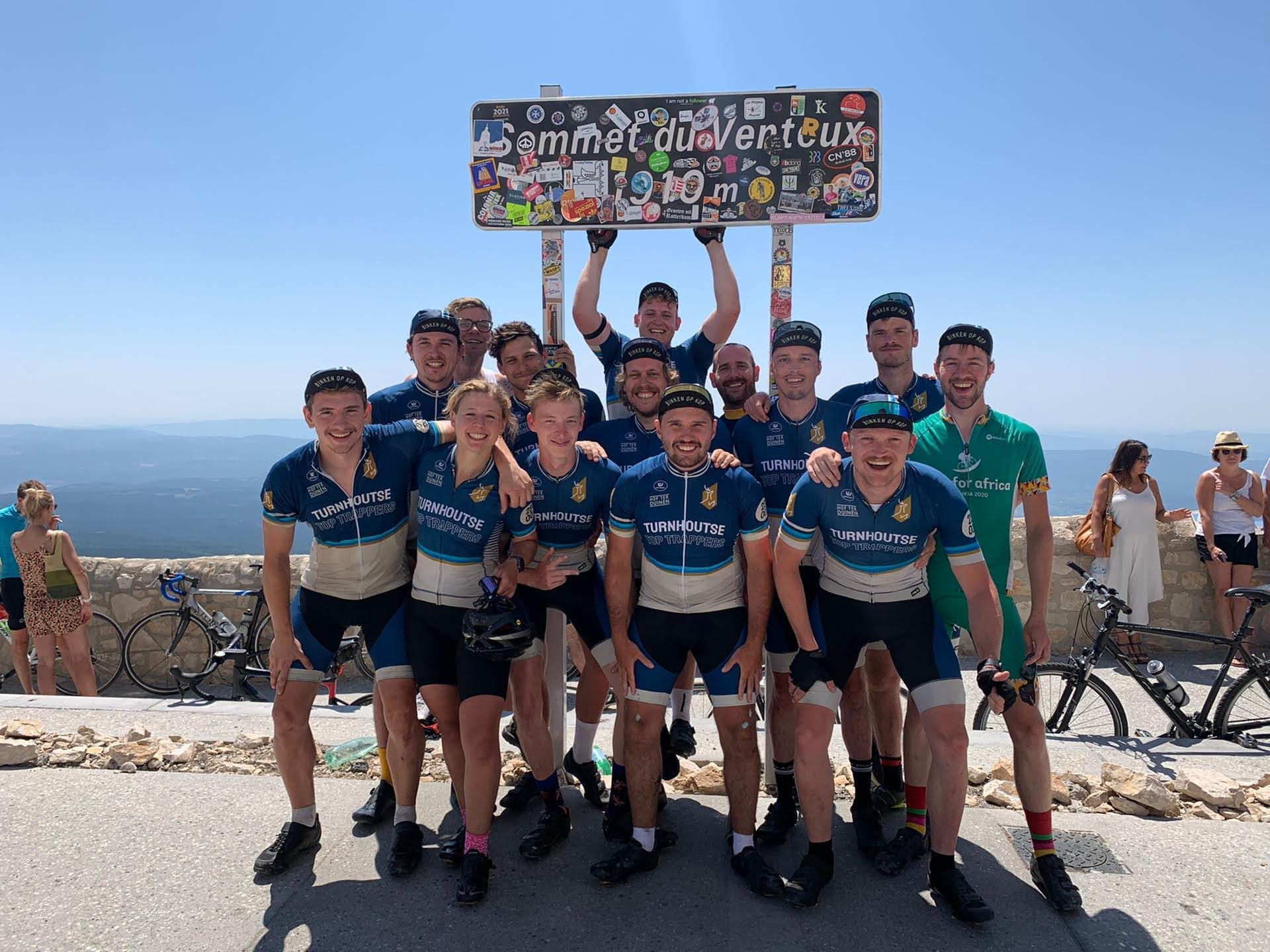 De Turnhoutse Top Trappers op de top van de Mont Ventoux